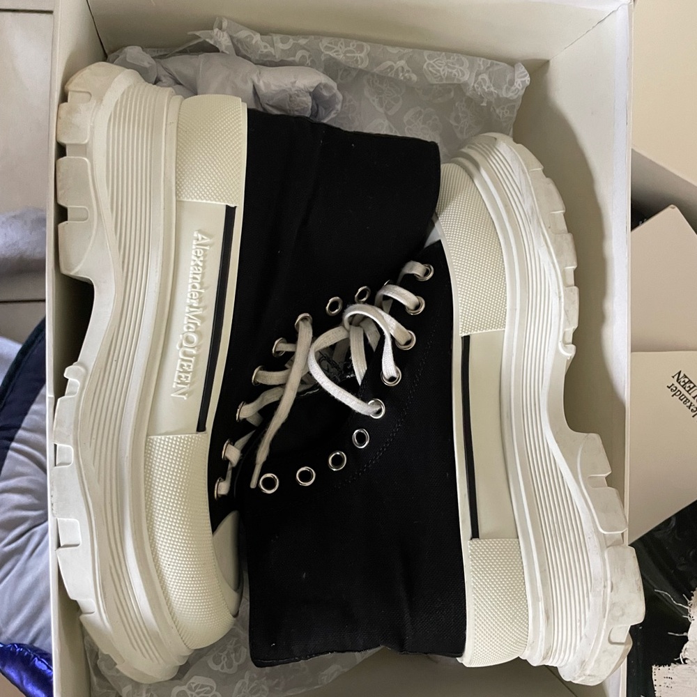 Alexander McQueen size 42 100% authentic